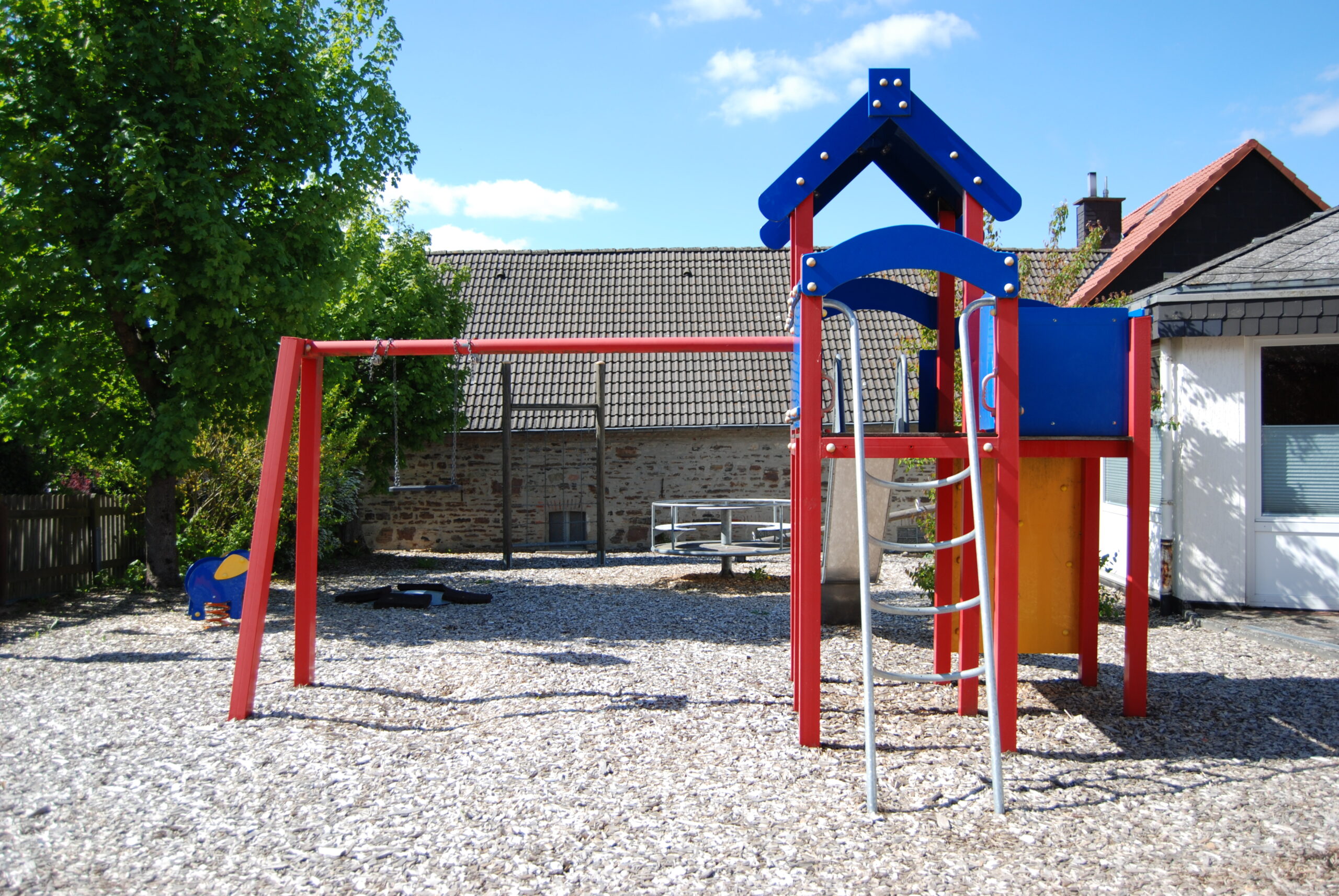 Ein Spielturm mit einer Schaukel steht im Vordergrund eines Spielplatzes in Schweinsbühl. Im Hintergrund sind ein Karussell und ein Klettergerüst zu sehen. Der Spielplatz ist offen gestaltet und lädt Kinder zum Spielen und Klettern ein. Ein Spielturm mit einer Schaukel steht im Vordergrund eines Spielplatzes in Schweinsbühl. Im Hintergrund sind ein Karussell und ein Klettergerüst zu sehen. Der Spielplatz ist offen gestaltet und lädt Kinder zum Spielen und Klettern ein.