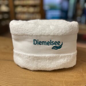 Diemelsee Handtuch – Weiß mit türkisfarbenem Logo